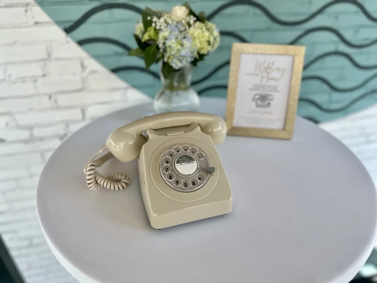 Cremefarbenes Weddingphone auf einem festlich dekorierten Tisch